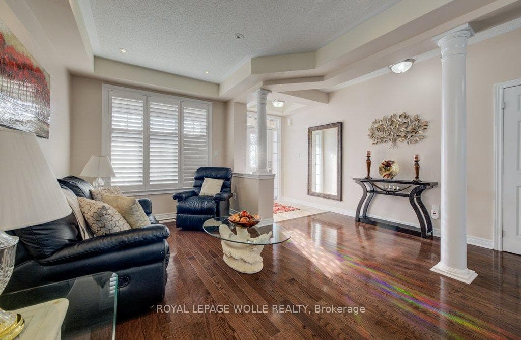 538 Thomas Slee Drive photo 7