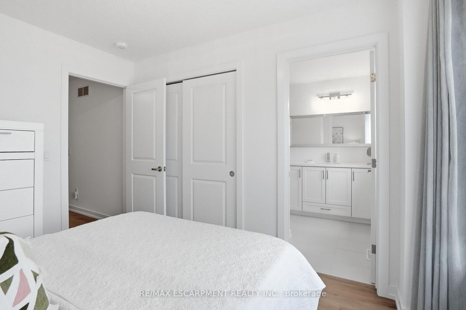 245 Burke Street photo 17