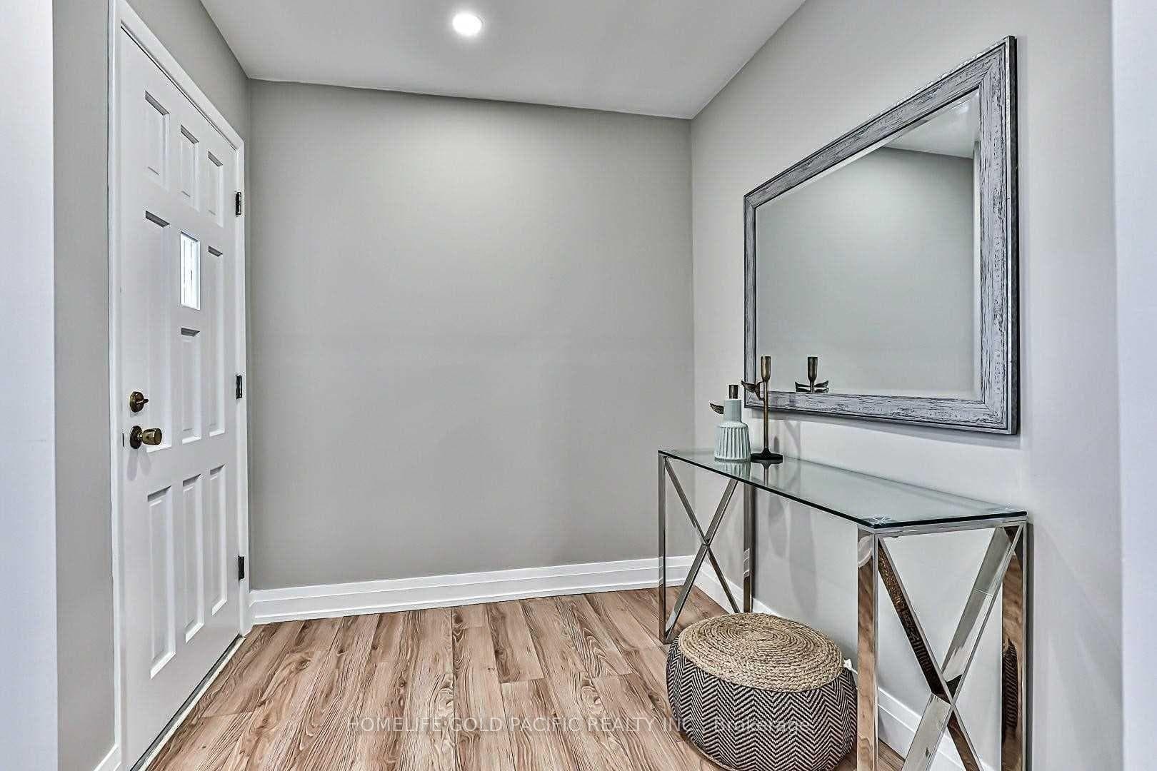 135 Petworth Crescent Unit Upper photo 3