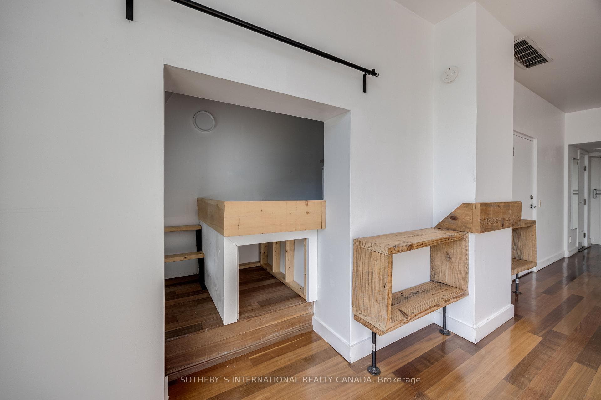 92 Shaftesbury Avenue Unit Upper photo 10