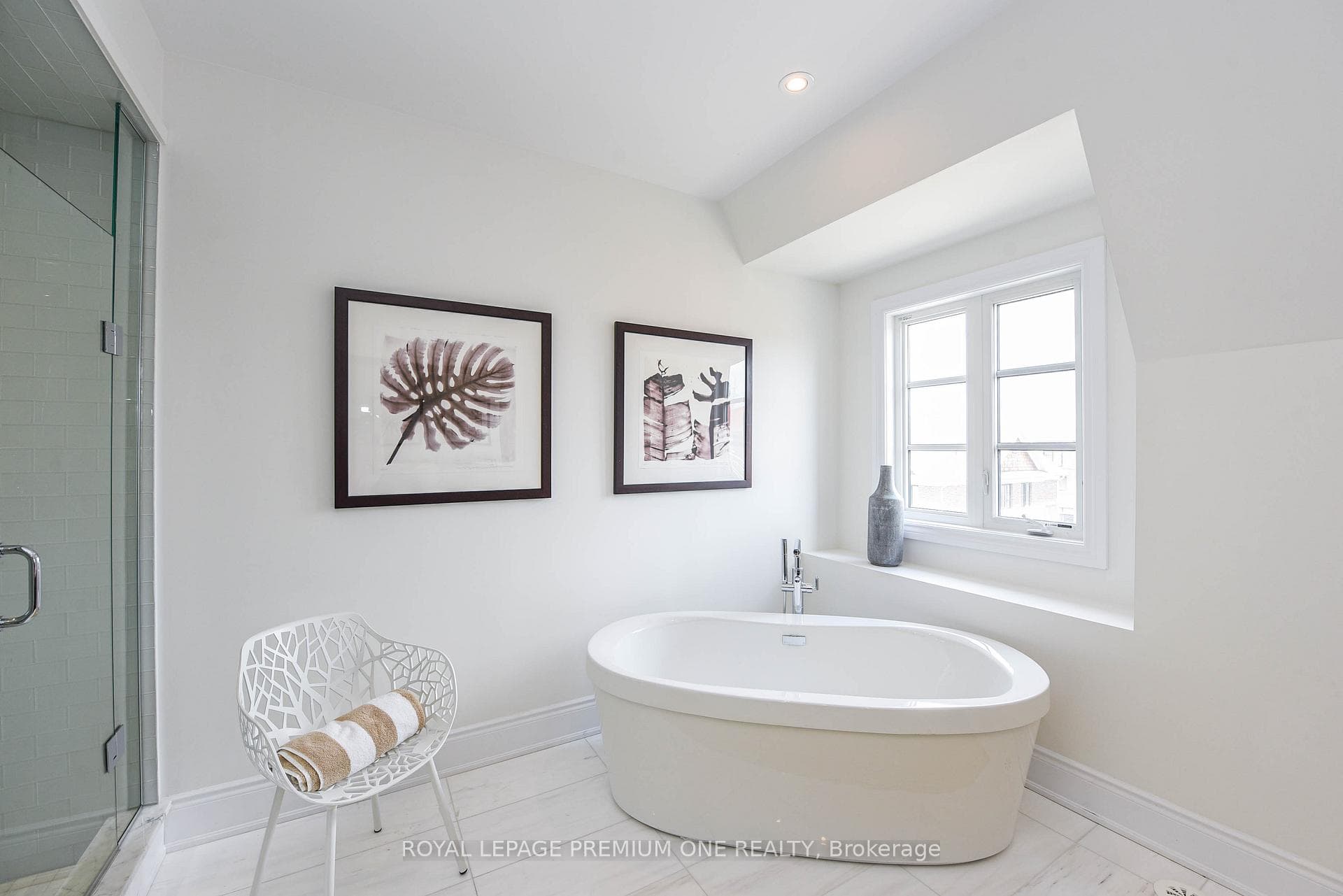 2084 Queensborough Gate photo 21