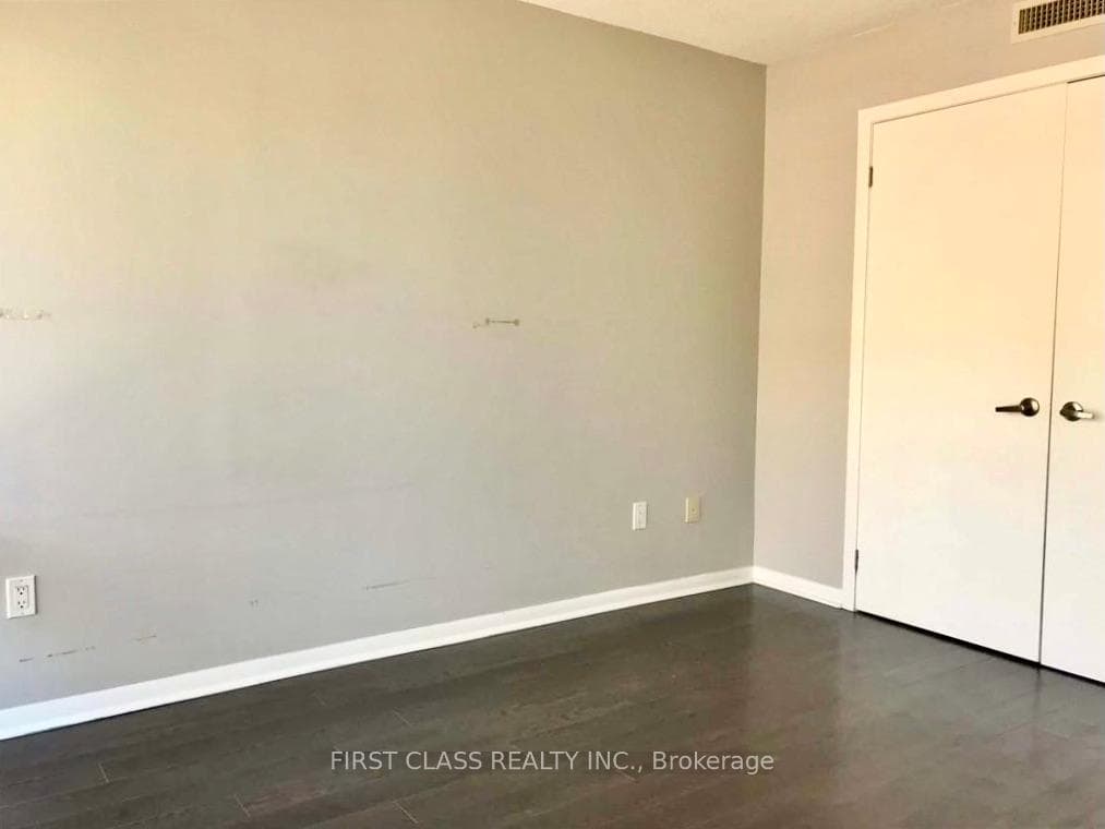37 Grosvenor Street Unit 1406 photo 7