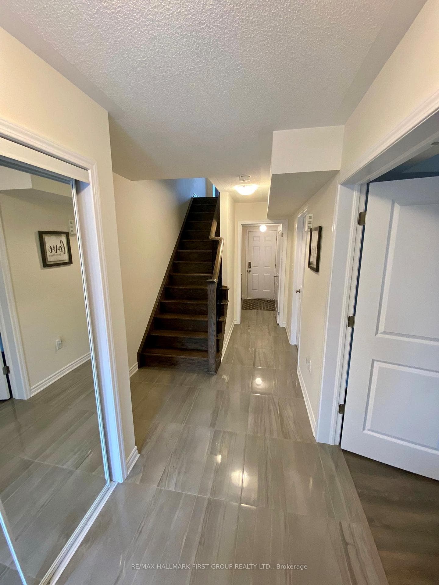 2747 Sapphire Drive photo 2