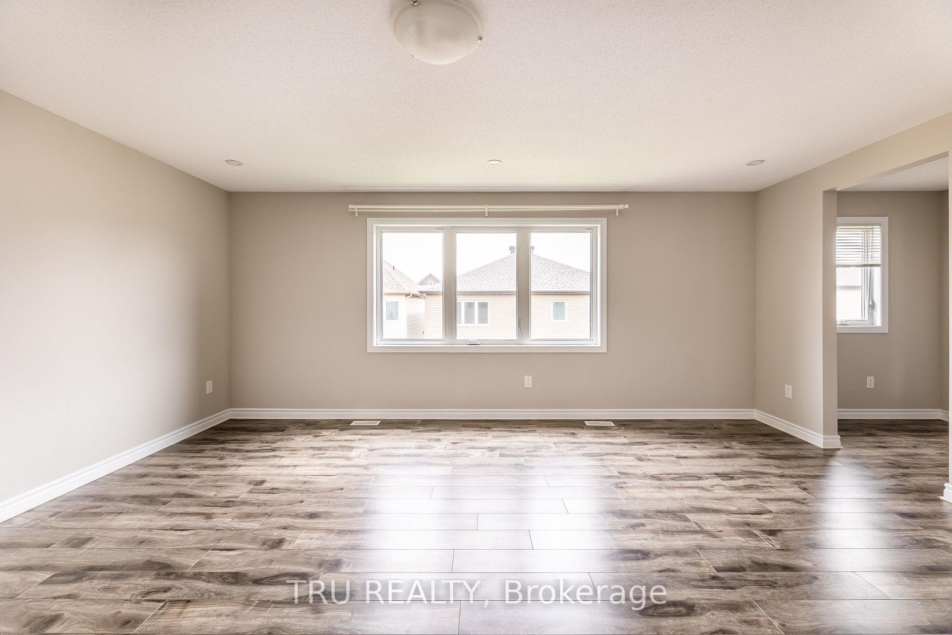 121 DISCOVERY Crescent photo 24
