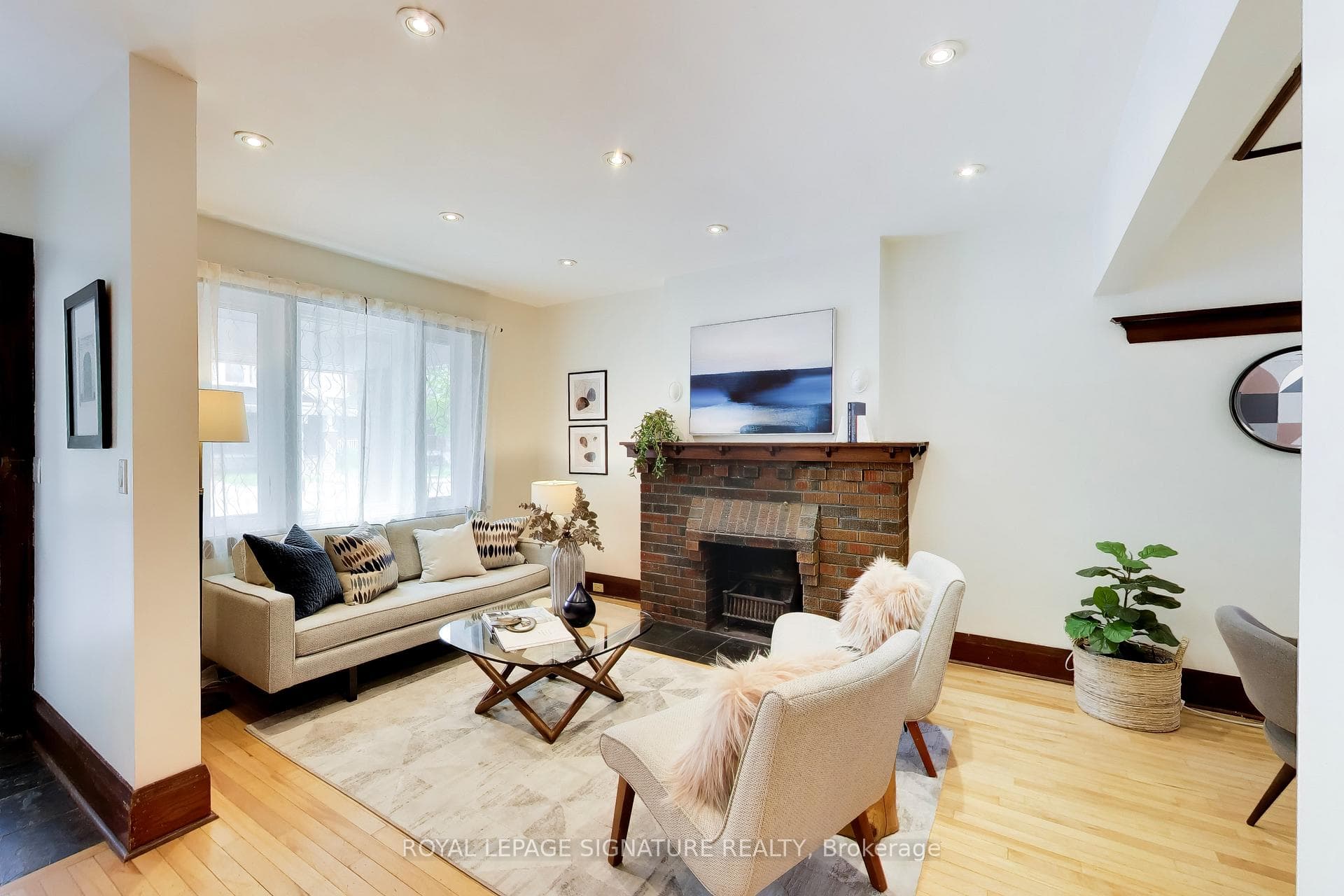 2102 Gerrard Street photo 3