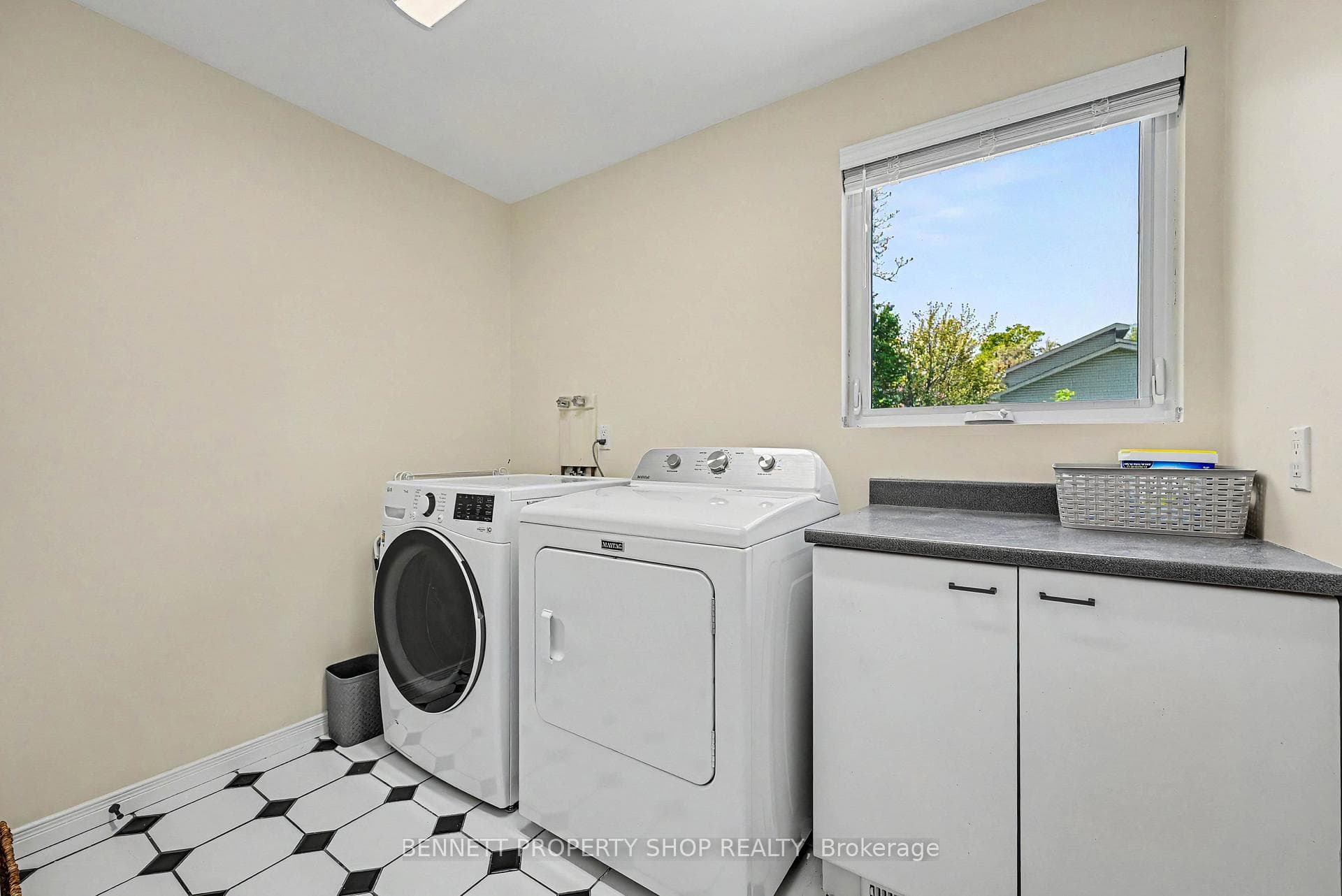 875 Kenyon Crescent photo 13