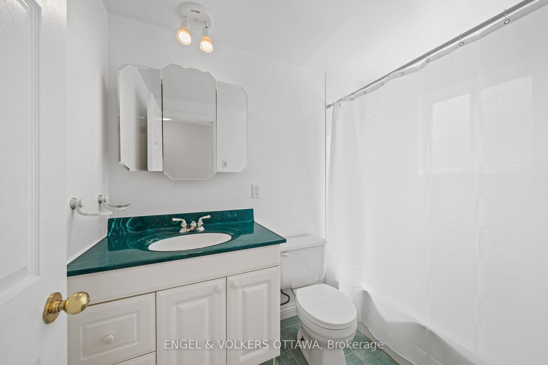 3 piece family bathroom