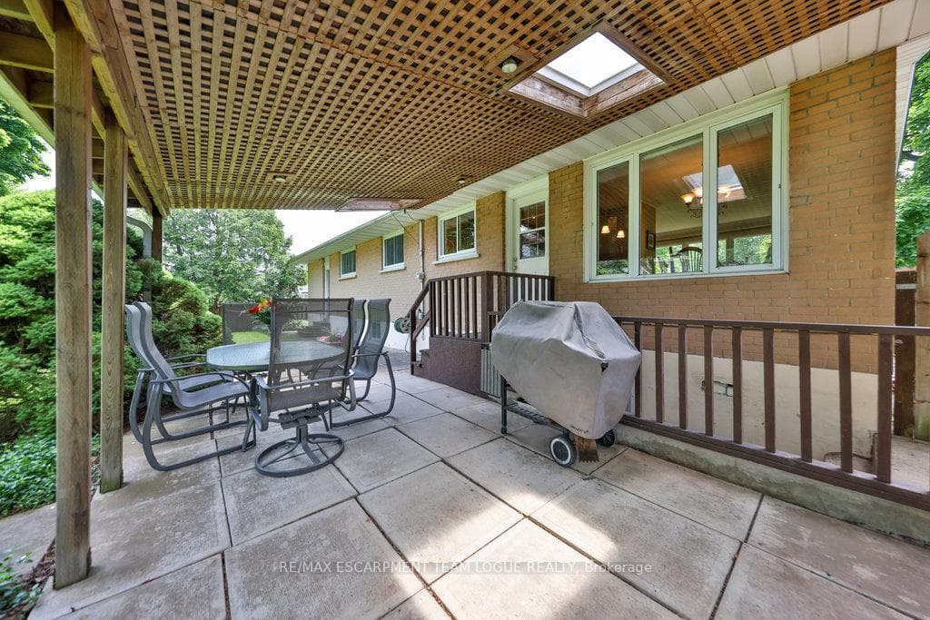1304 Elgin Crescent photo 32