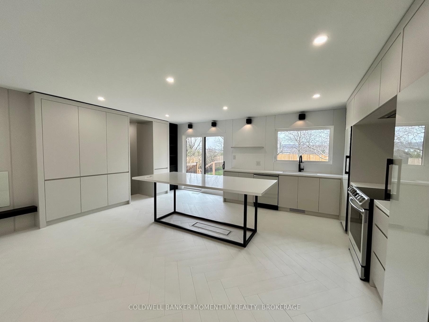 413 Queenston Road photo 10