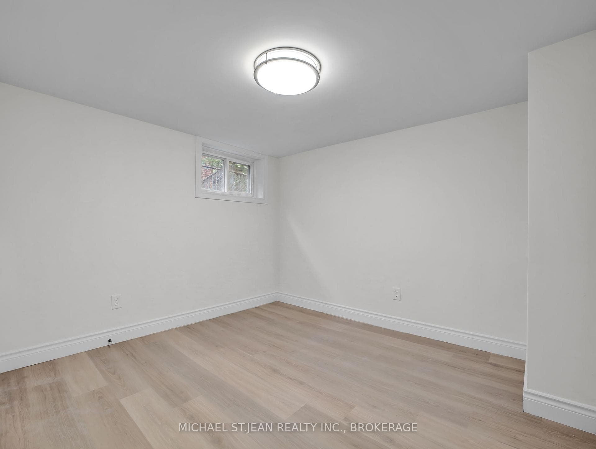 880 Garth Street photo 32