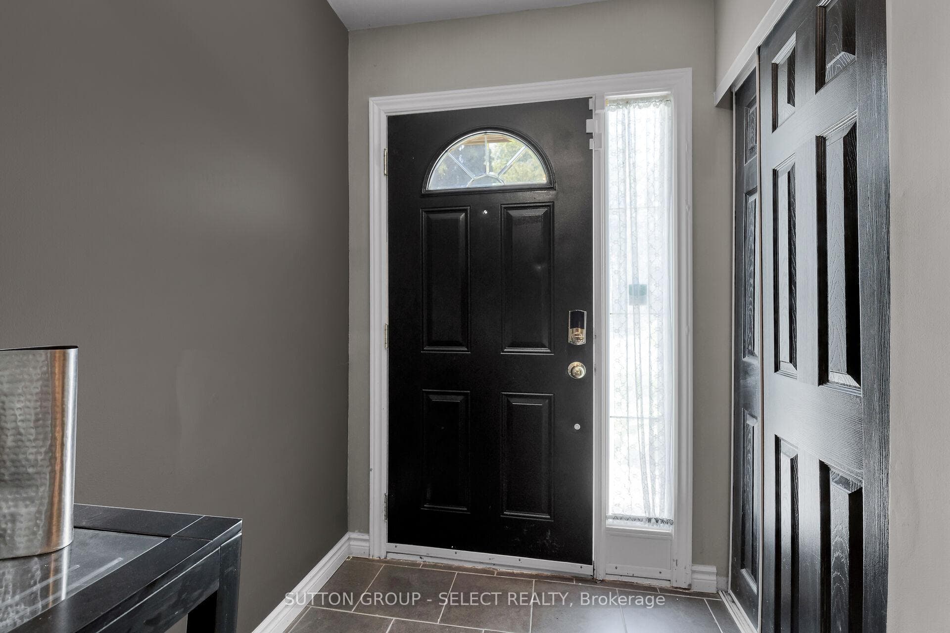 300 SANDRINGHAM Crescent Unit 4 photo 4