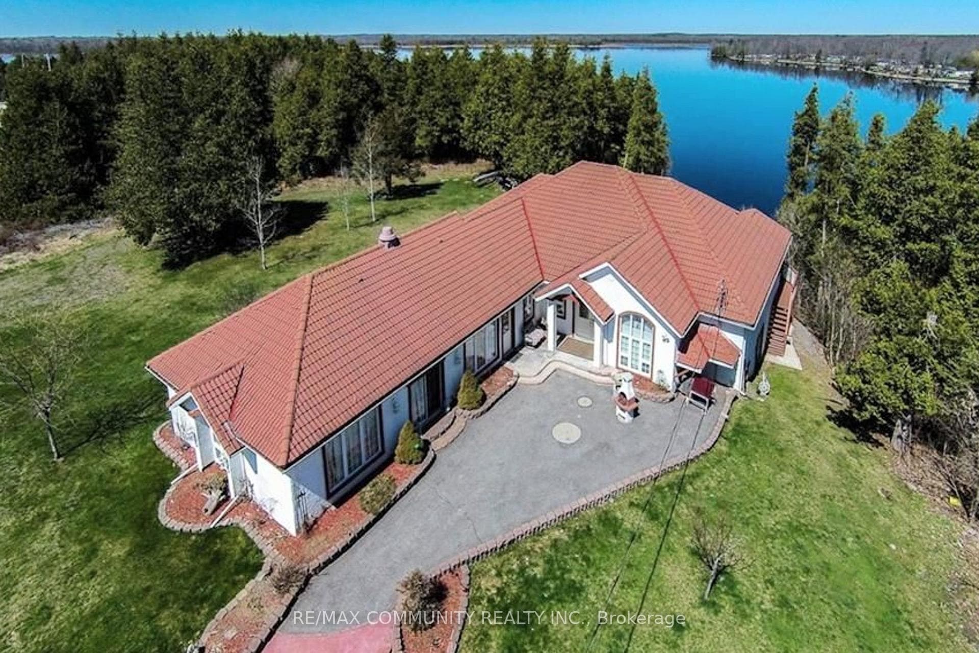 74 Lakeview Drive photo 1