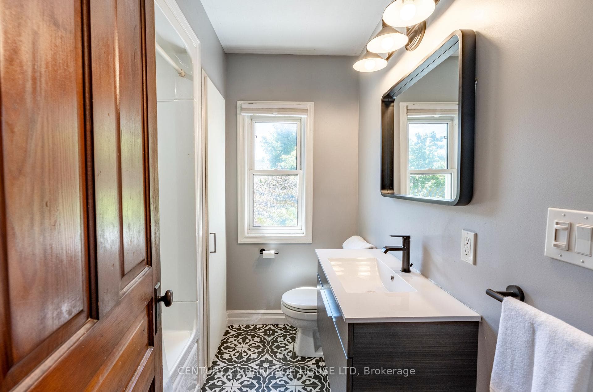 562 Laurel Street photo 33