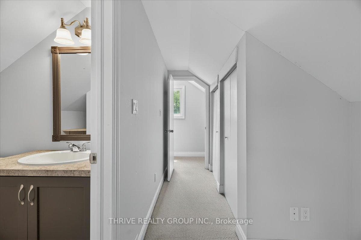Primary 3-pc Ensuite & Closets