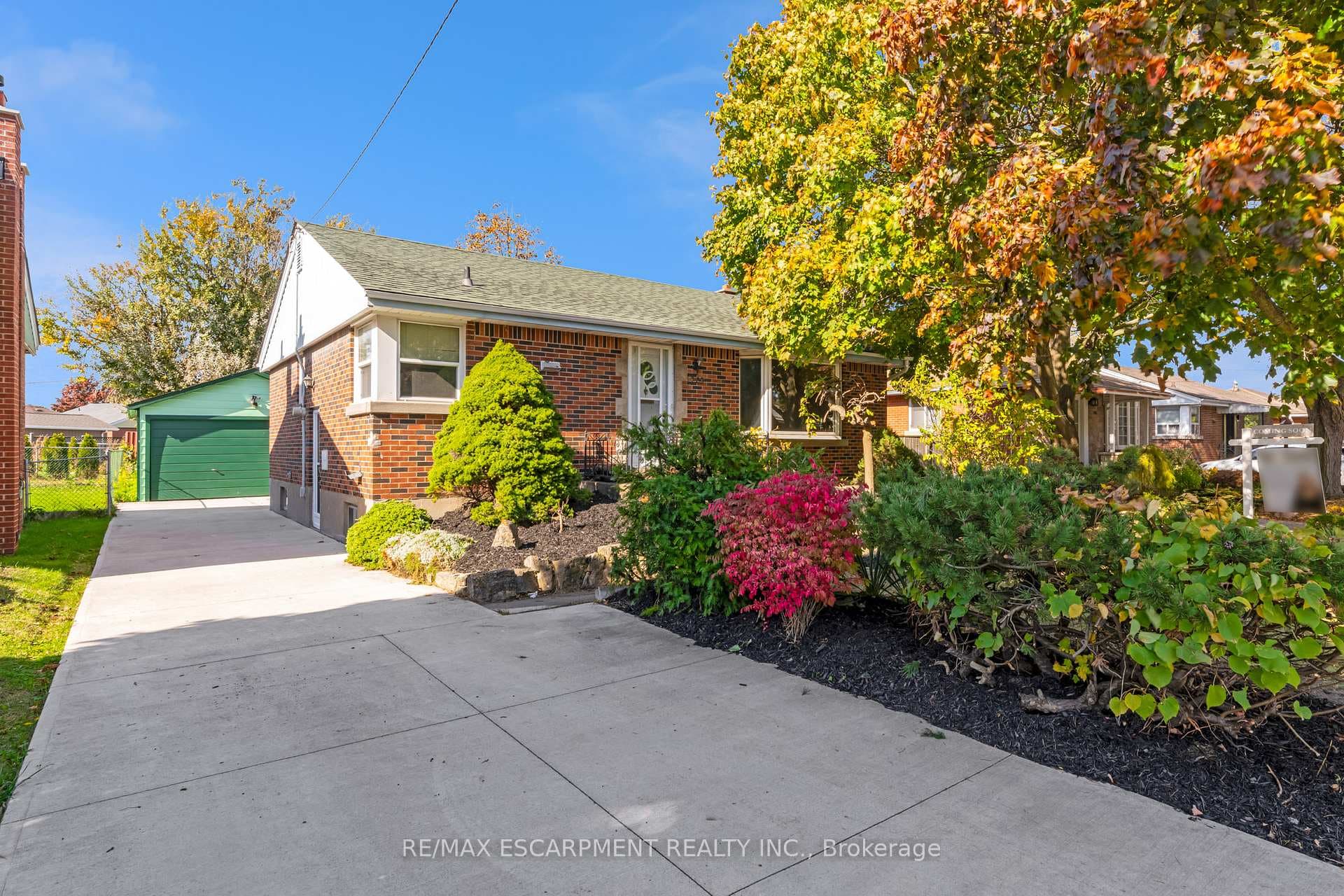 209 Fernwood Crescent photo 1