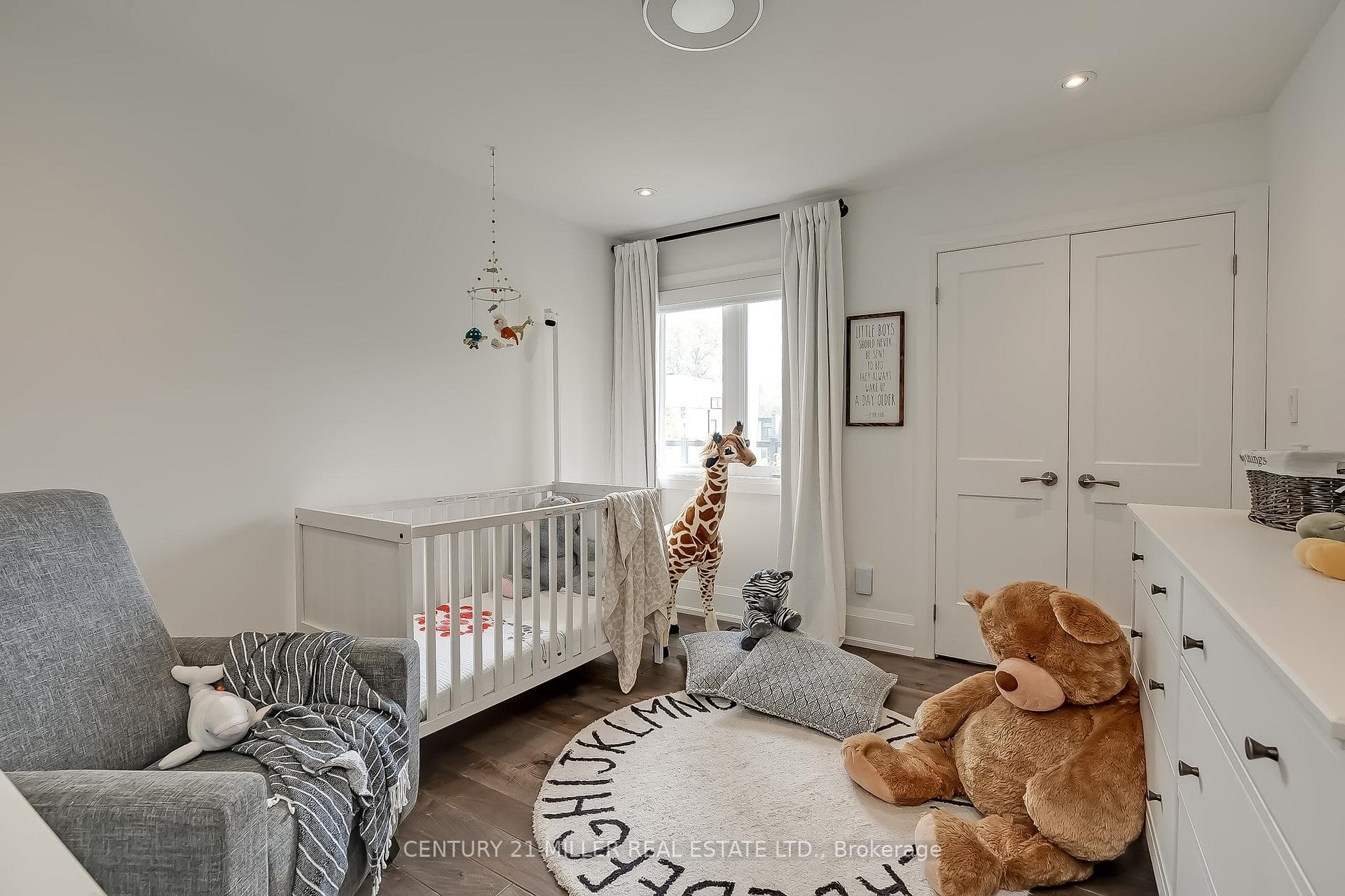 578 Byngmount Avenue photo 22