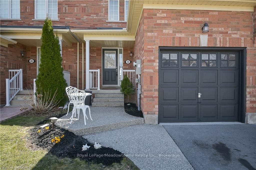51 MOWAT Crescent photo 3