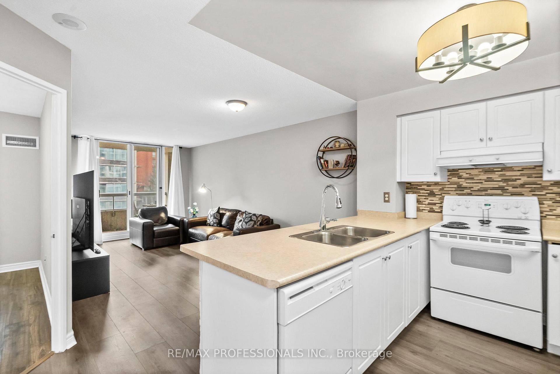 43 Eglinton Avenue Unit 608 photo 6
