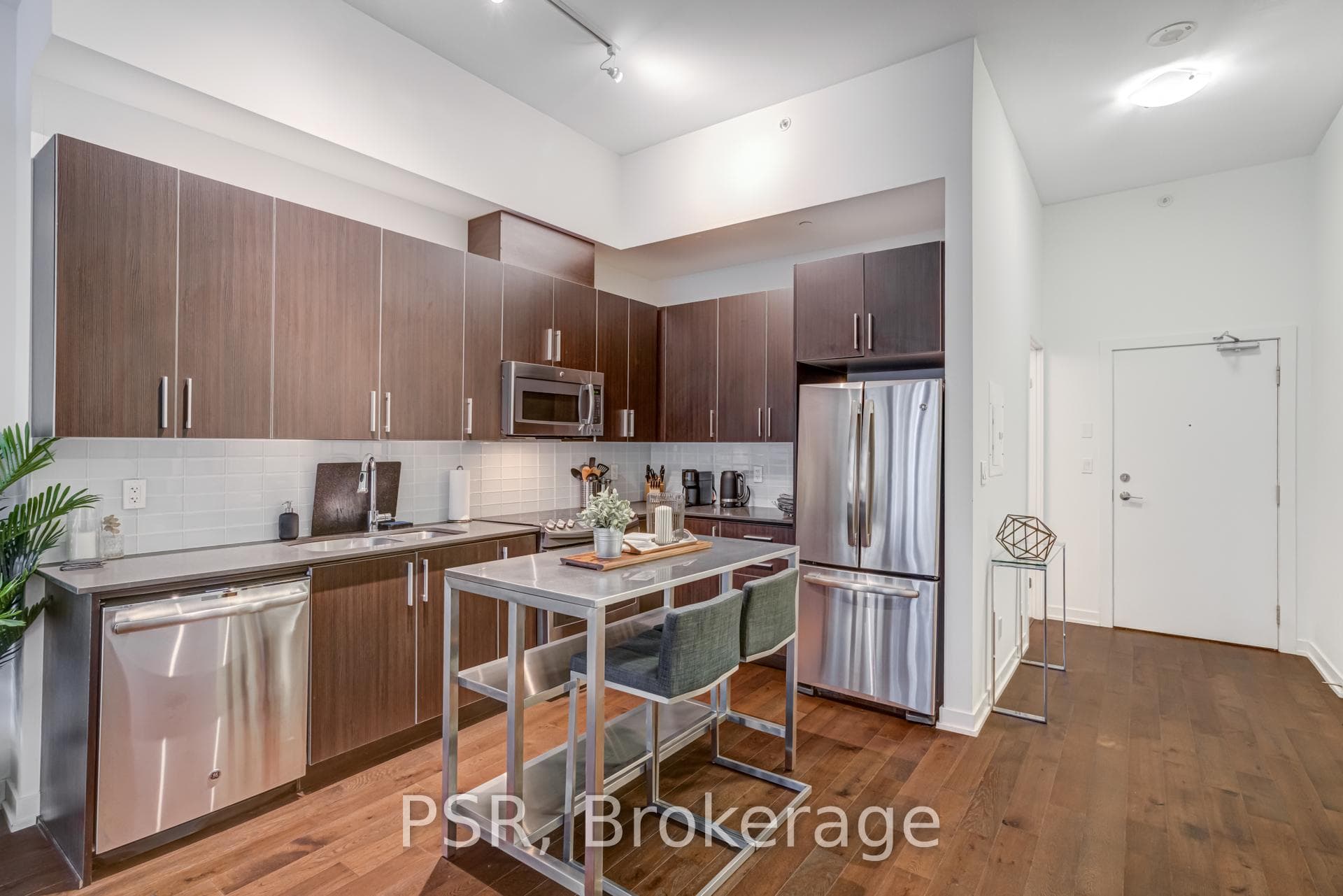 20 Bruyeres Mews Unit 630 photo 4