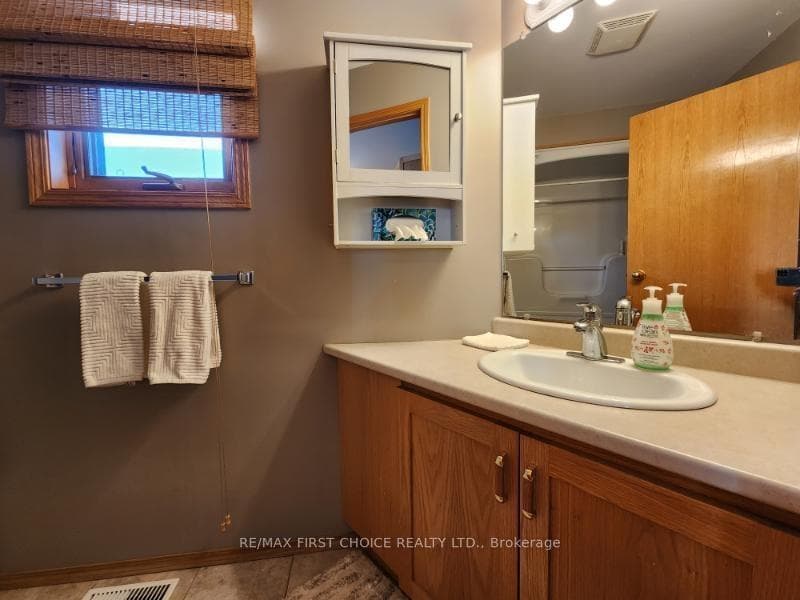 735 Porcupine Boulevard photo 9