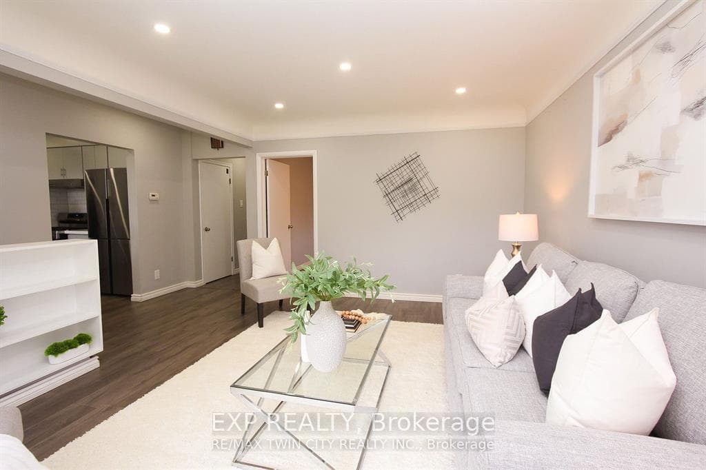 284 Cedar Crescent photo 6