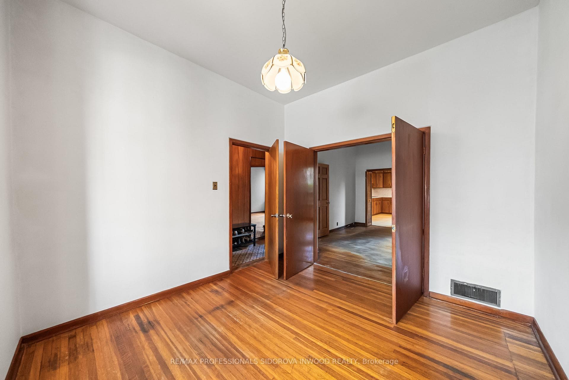 44 Golden Avenue photo 7