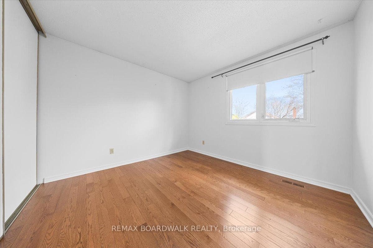 1195 St Jerome Crescent photo 24