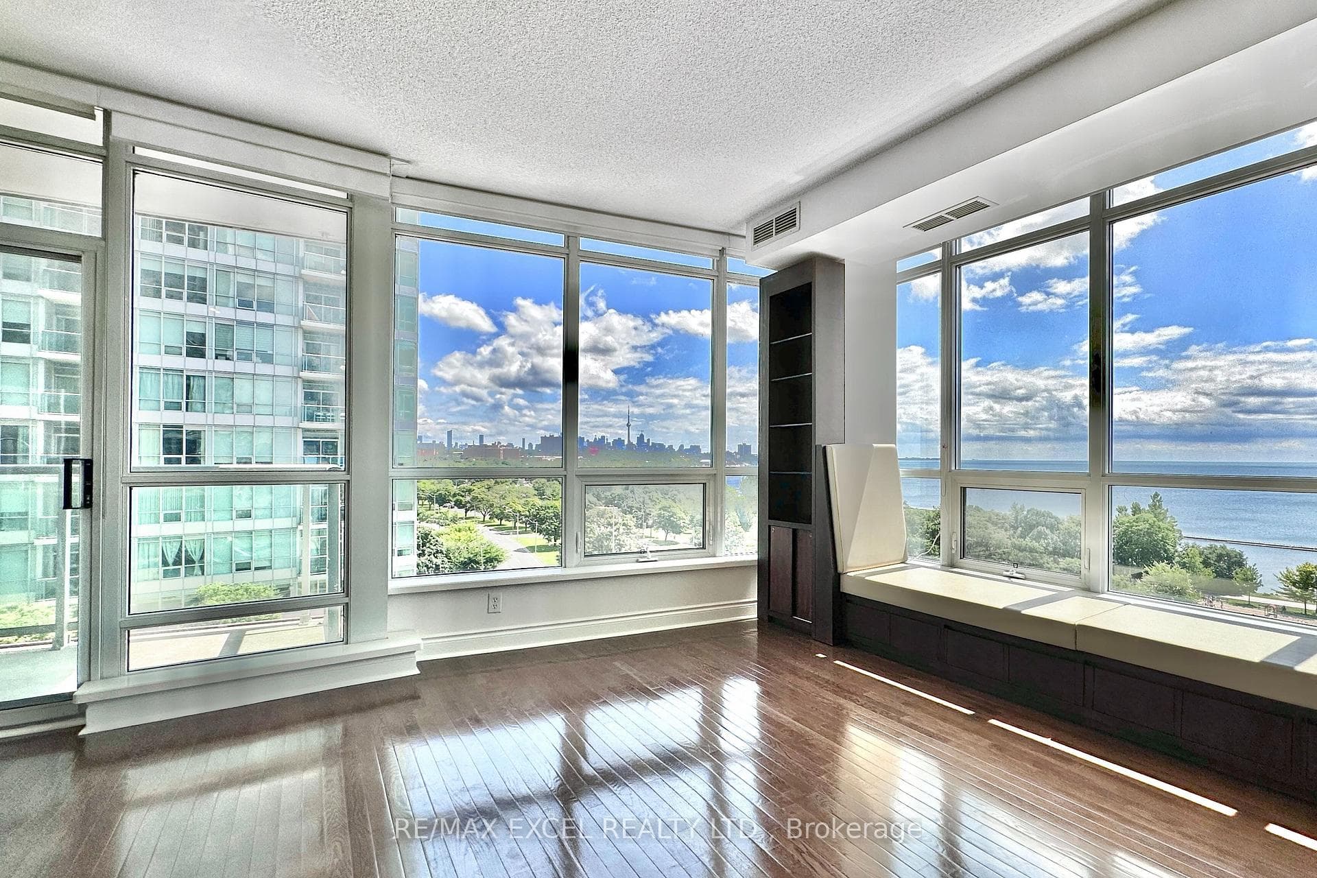 1910 Lakeshore Boulevard Unit 807 photo 3