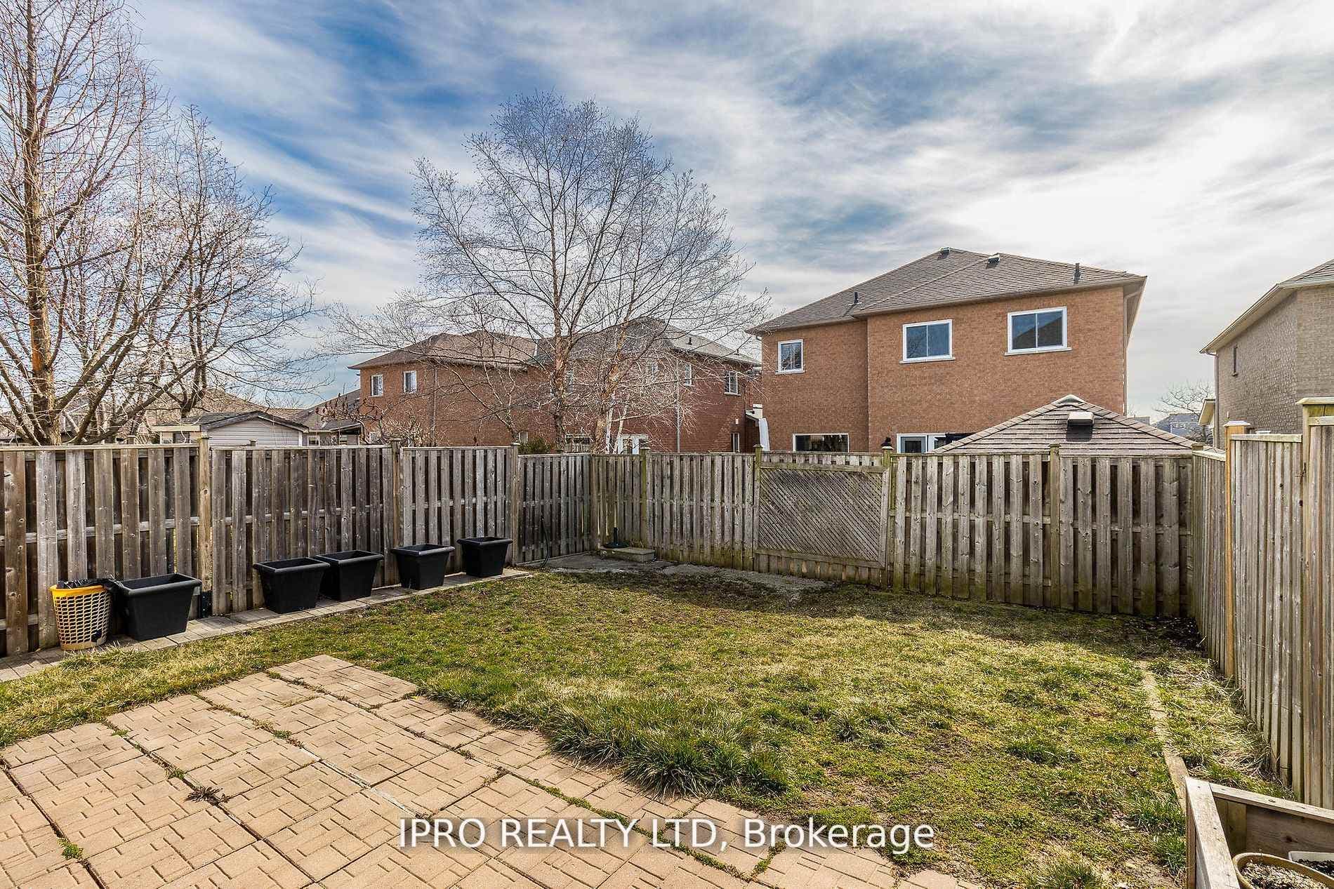 107 Mowat Crescent photo 40