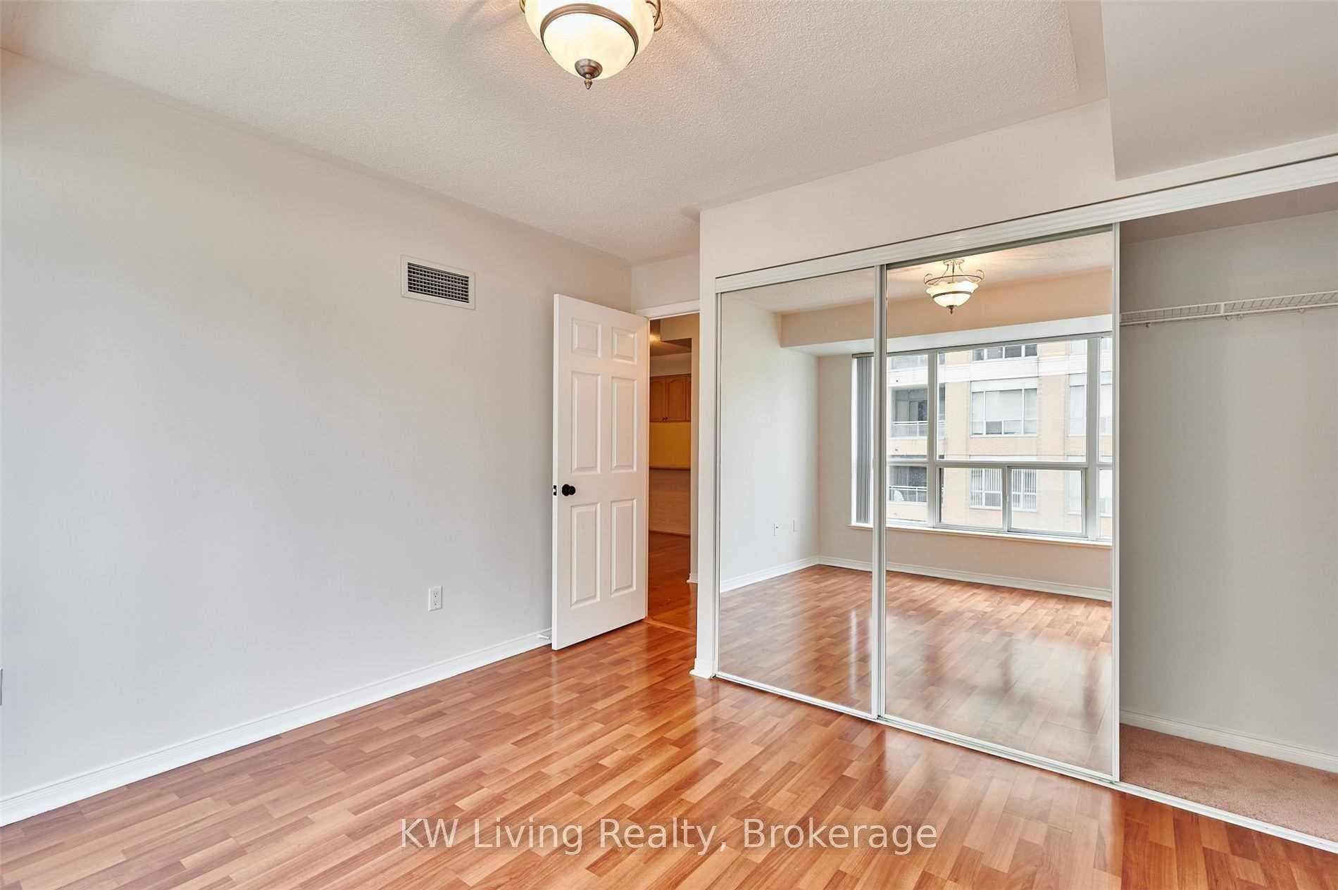 909 Bay Street Unit 606 photo 23