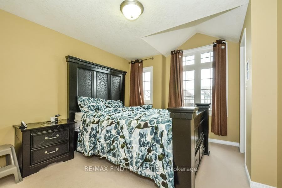 306 Featherstone Crescent photo 17