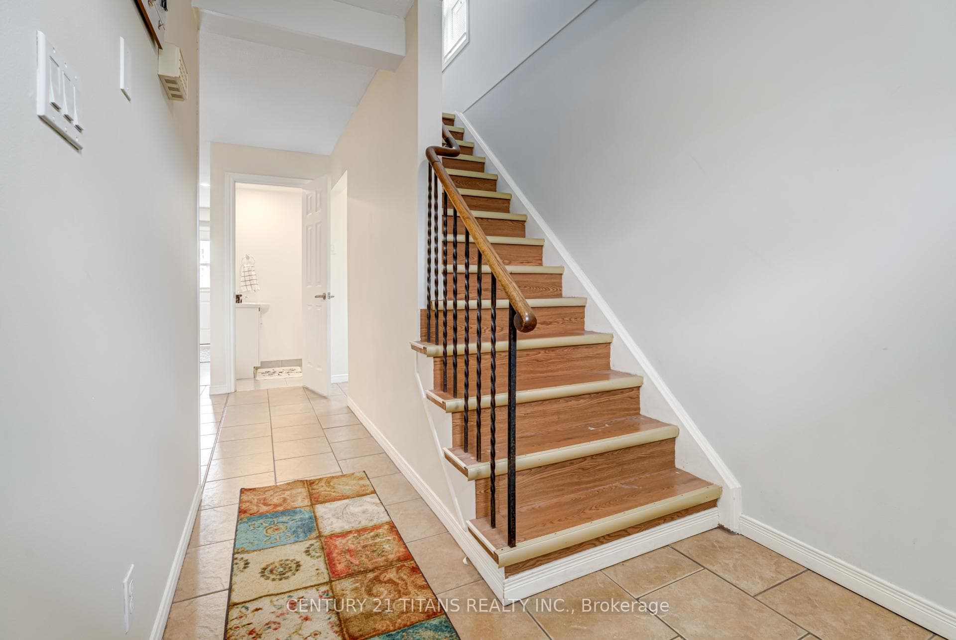 1086 Venus Crescent photo 3