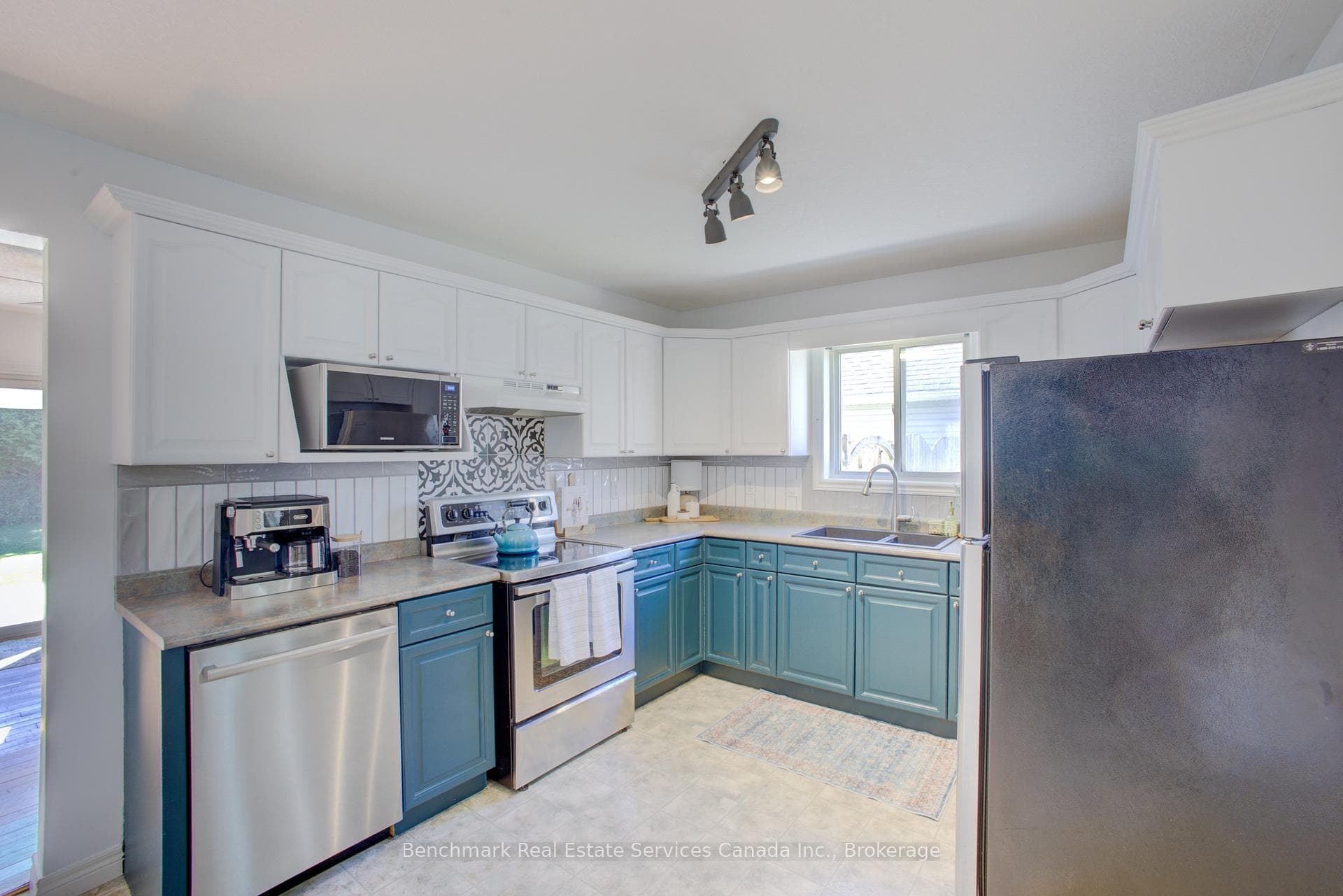 237 Huron Street photo 9