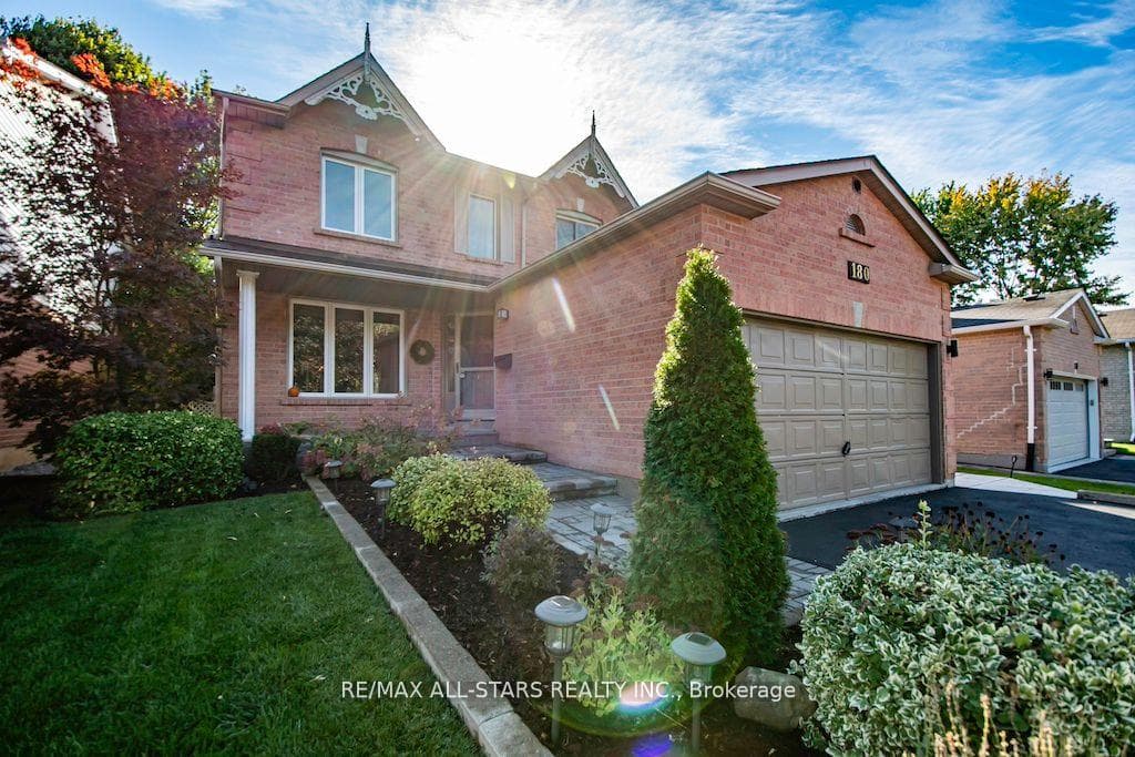 180 Sandringham Drive photo 2
