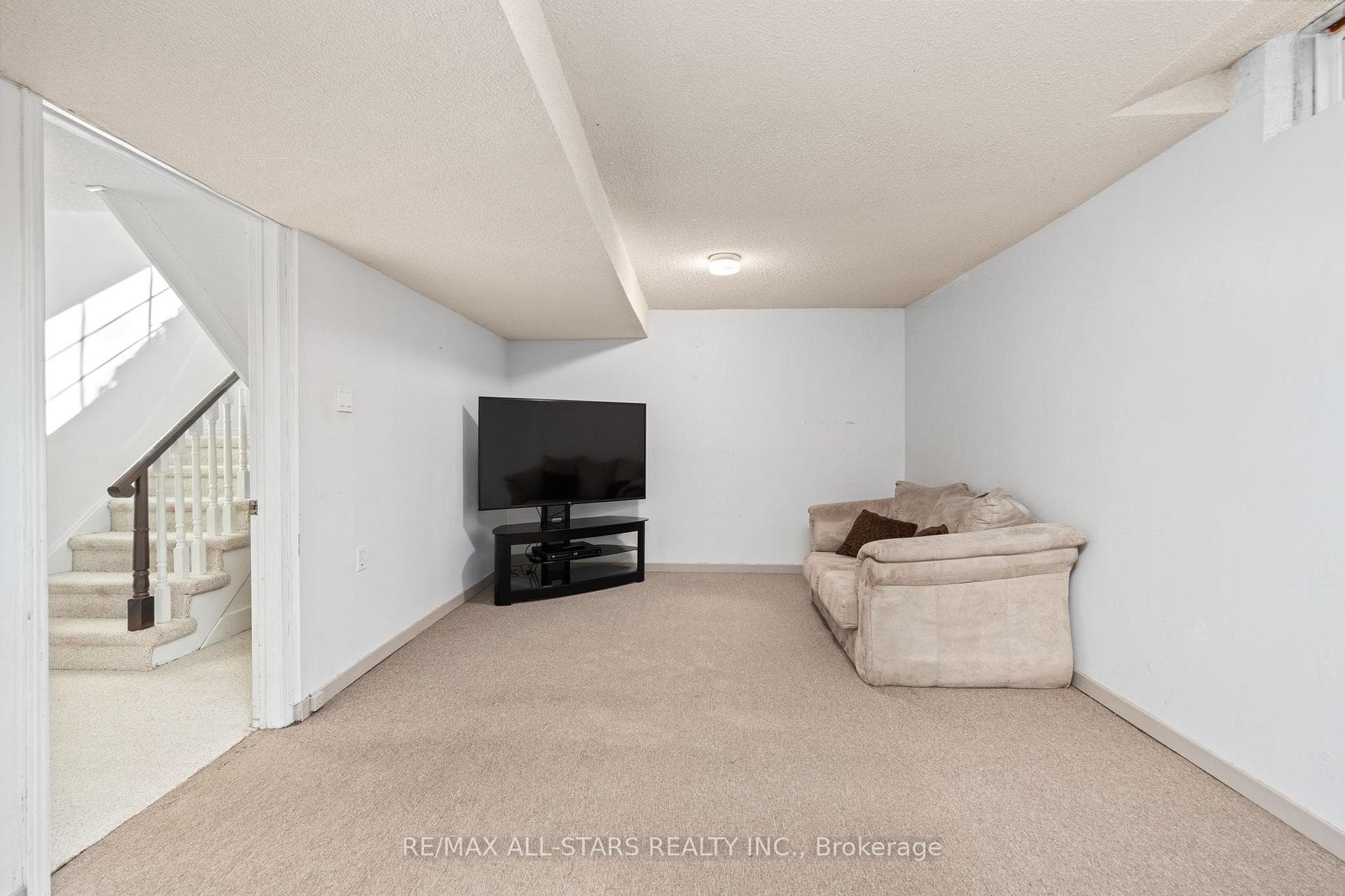 83 John Stiver Crescent photo 33