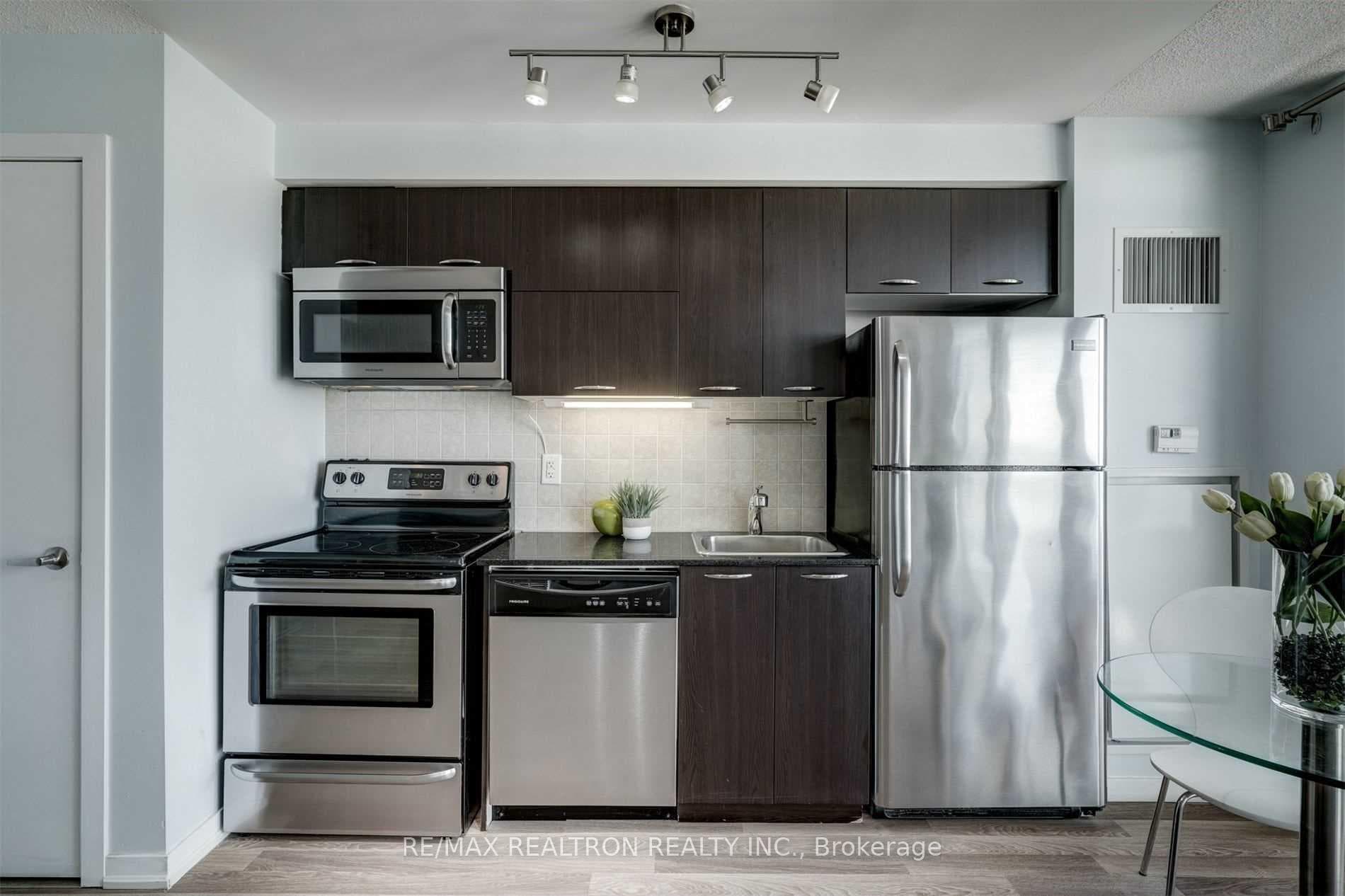 38 Joe Shuster Way Unit 1701 photo 10