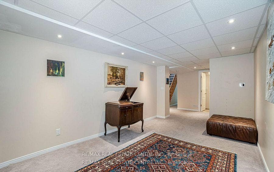 2046 Glenada Crescent photo 31