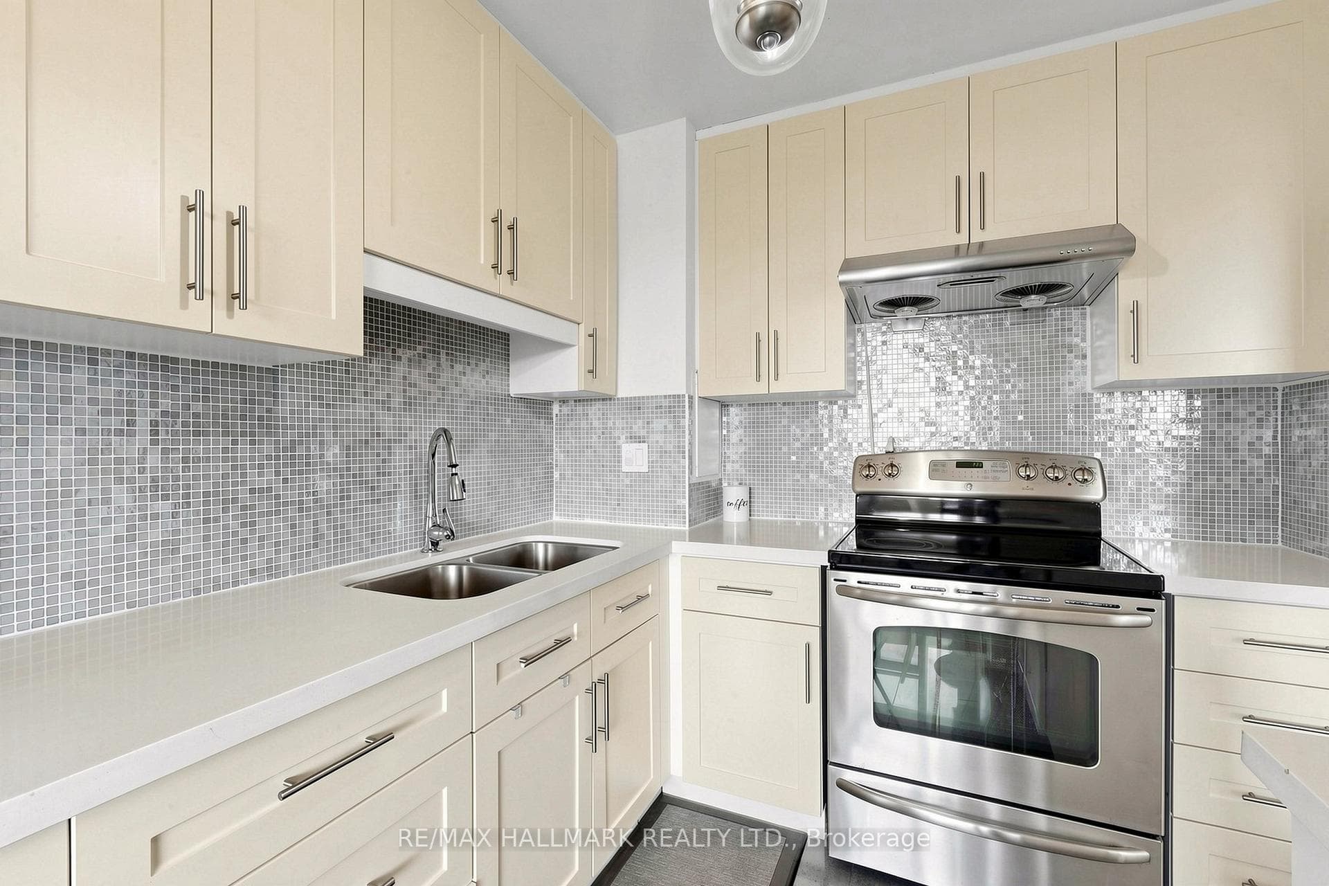 100 Leeward Glenway Unit 701 photo 13