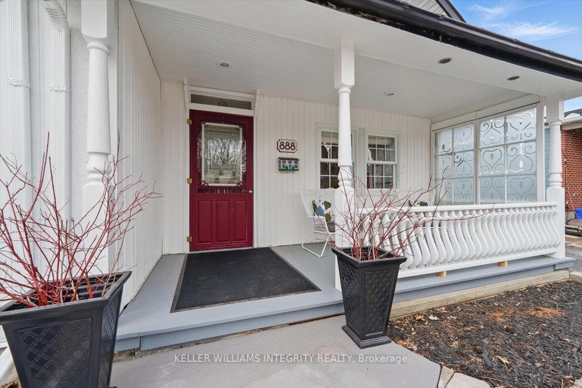 888 Maplewood Avenue photo 2