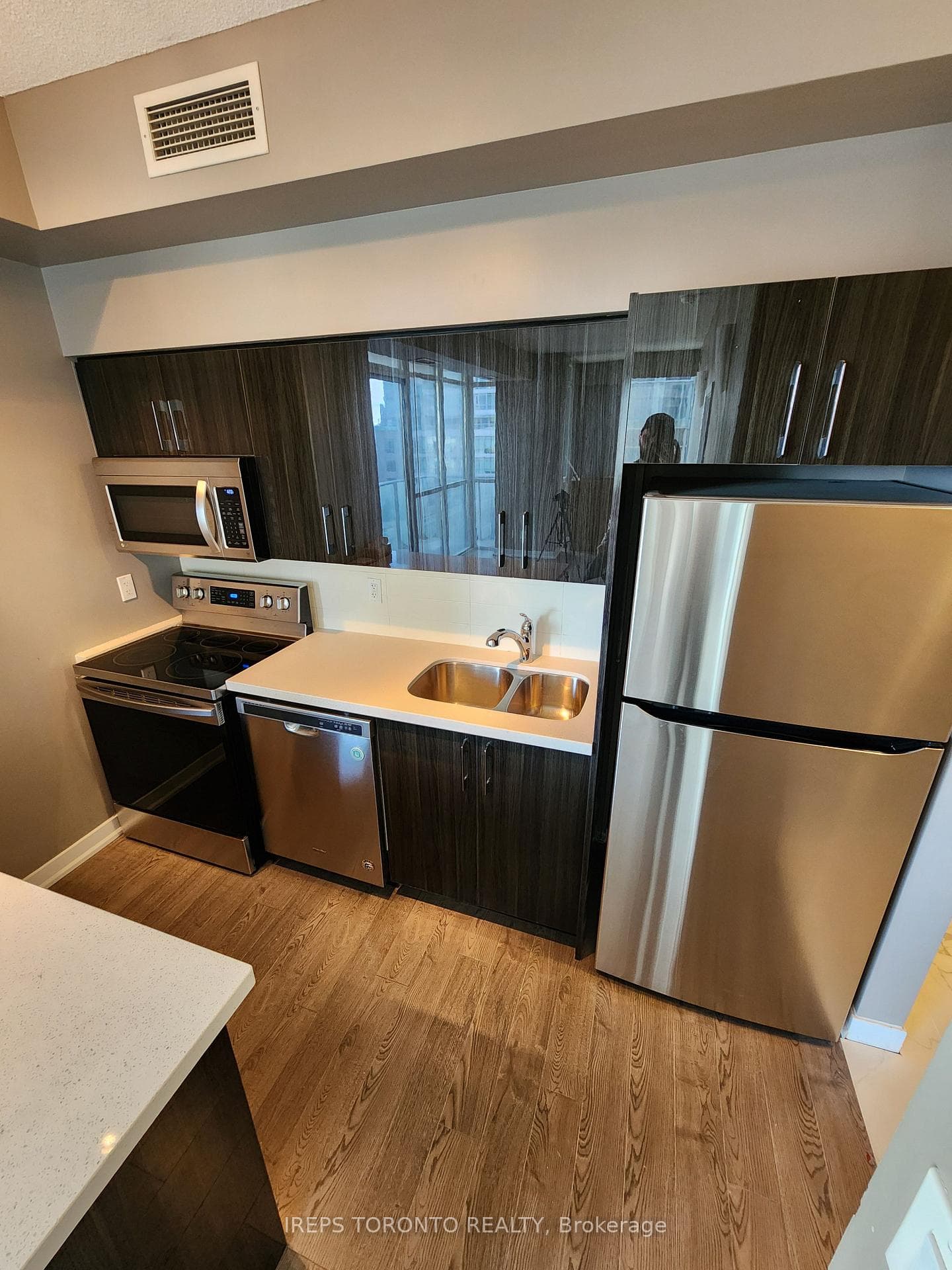 126 Simcoe Street Unit 1004 photo 3