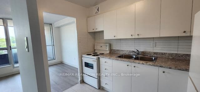21 Vaughan Road Unit 402 photo 2