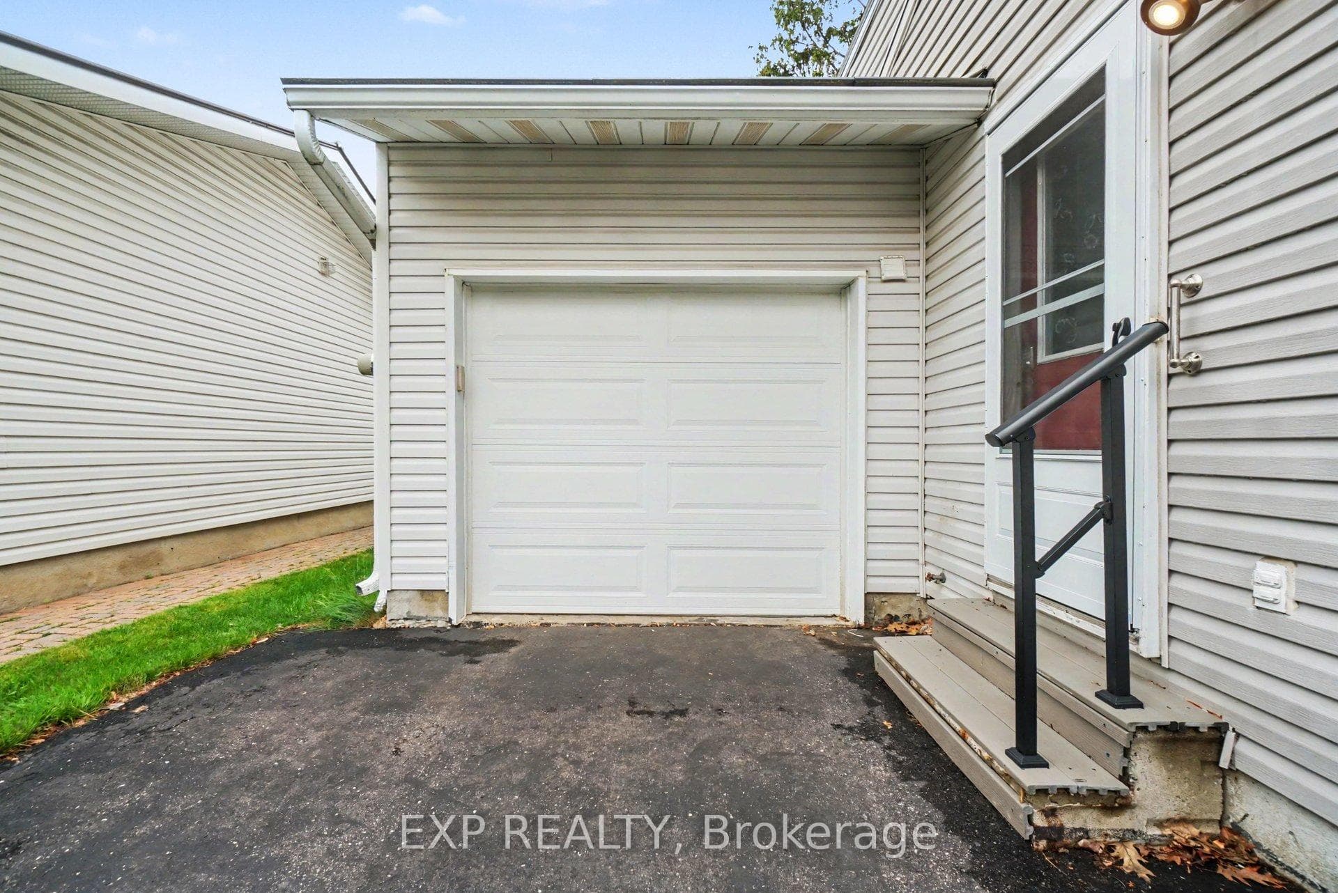 1021 Cadboro Road photo 4