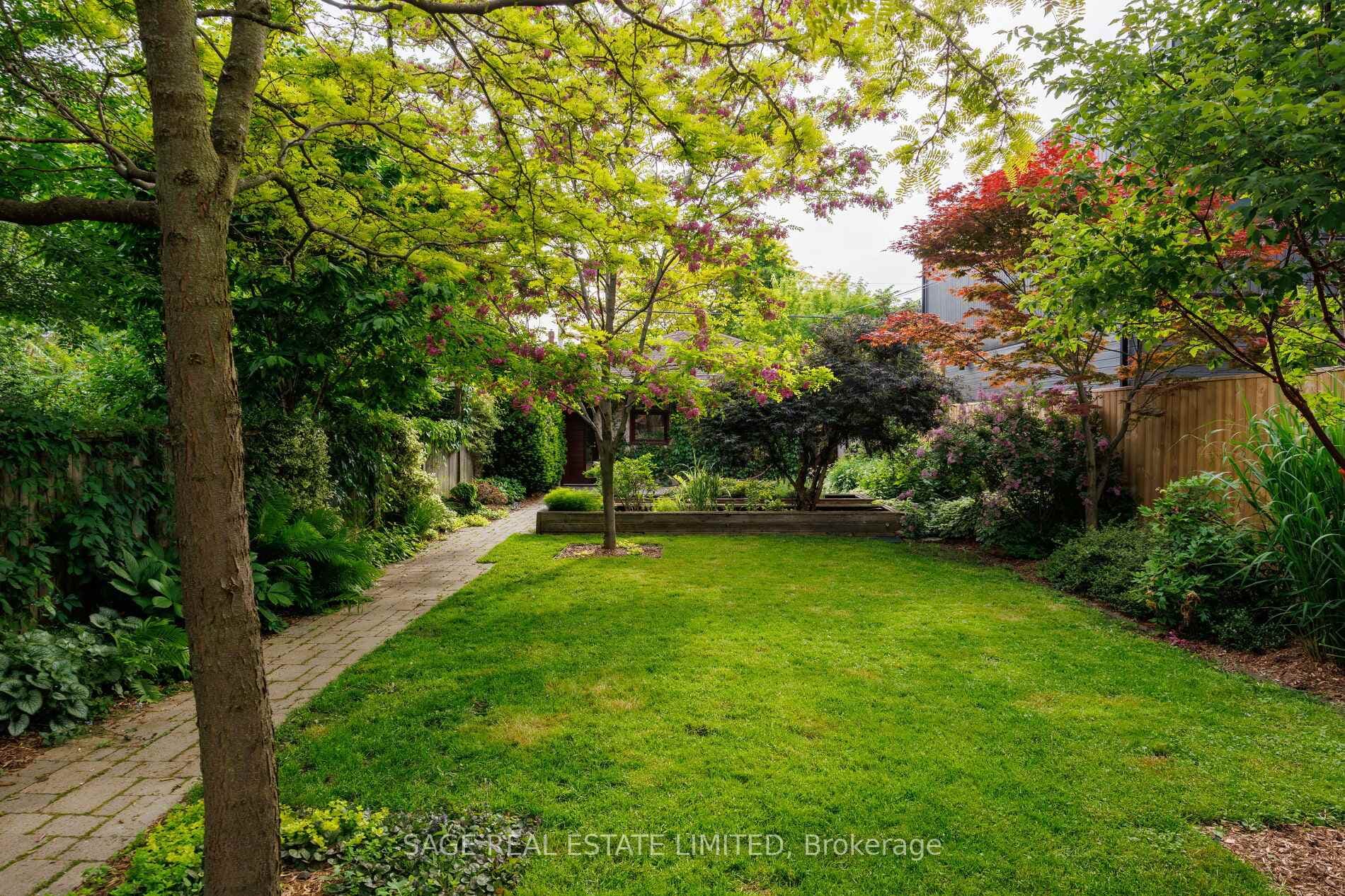 566 Dovercourt Road photo 35