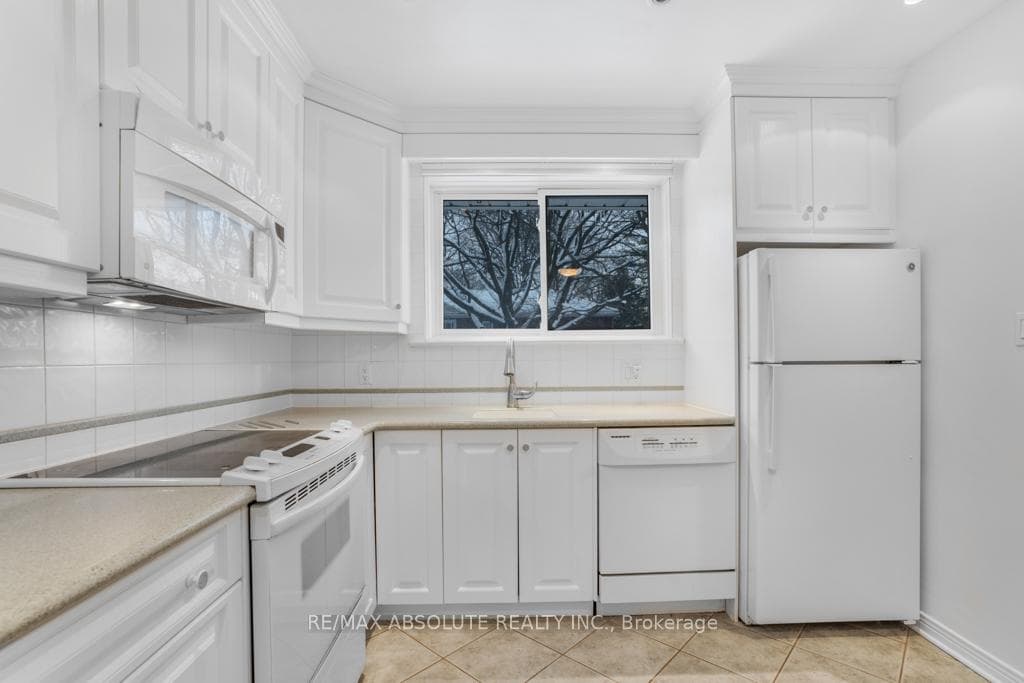 545 NEIGHBOURHOOD Way photo 6