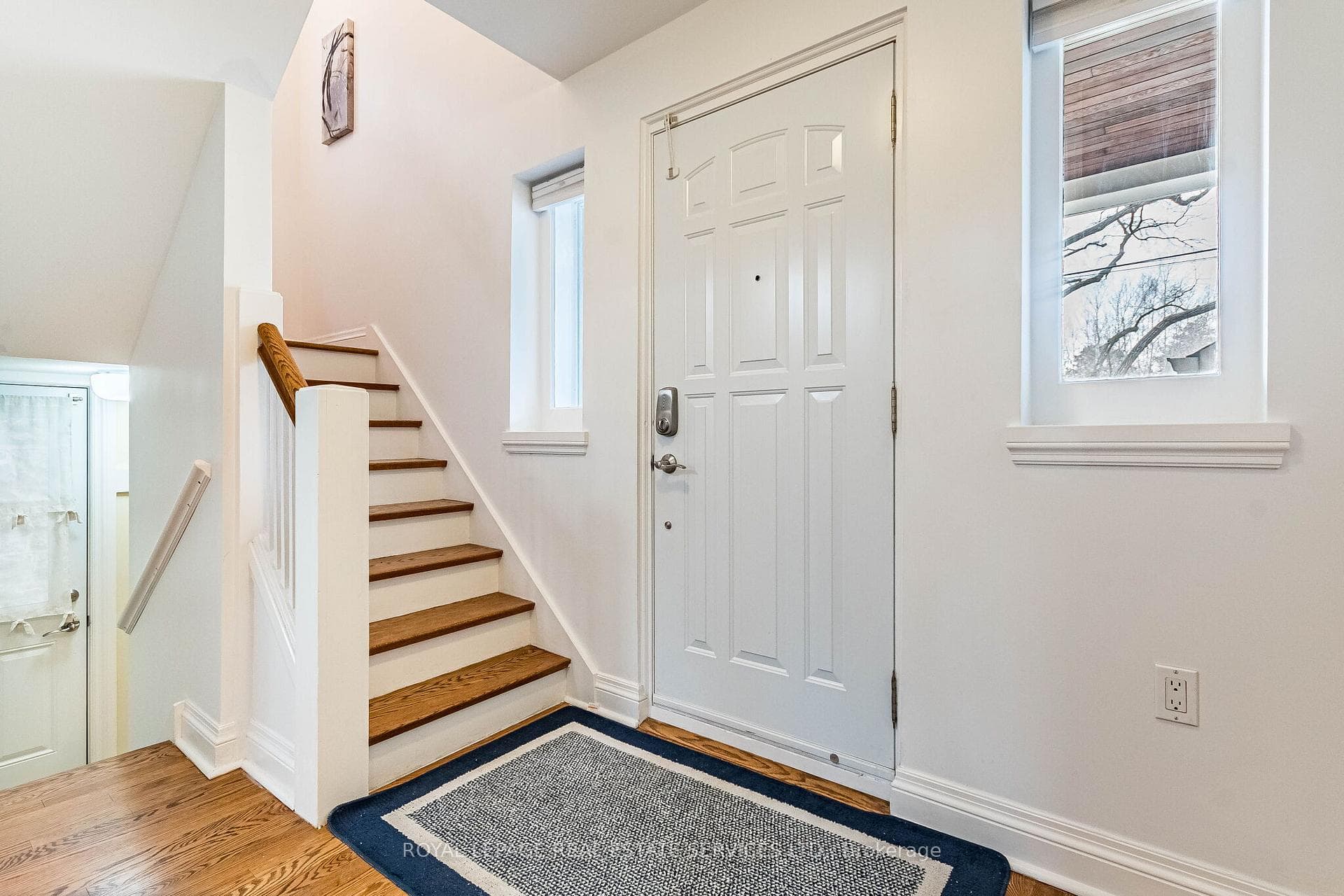 1107 Royal York Road photo 4