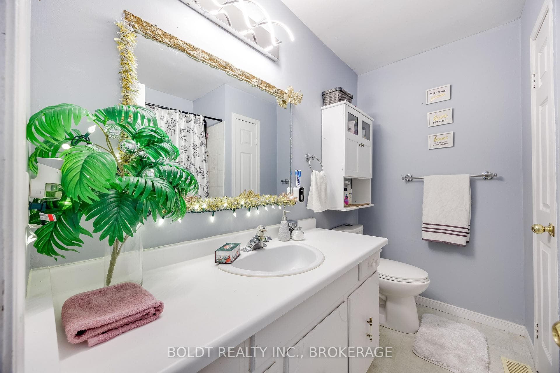 Upper level 4 piece bath