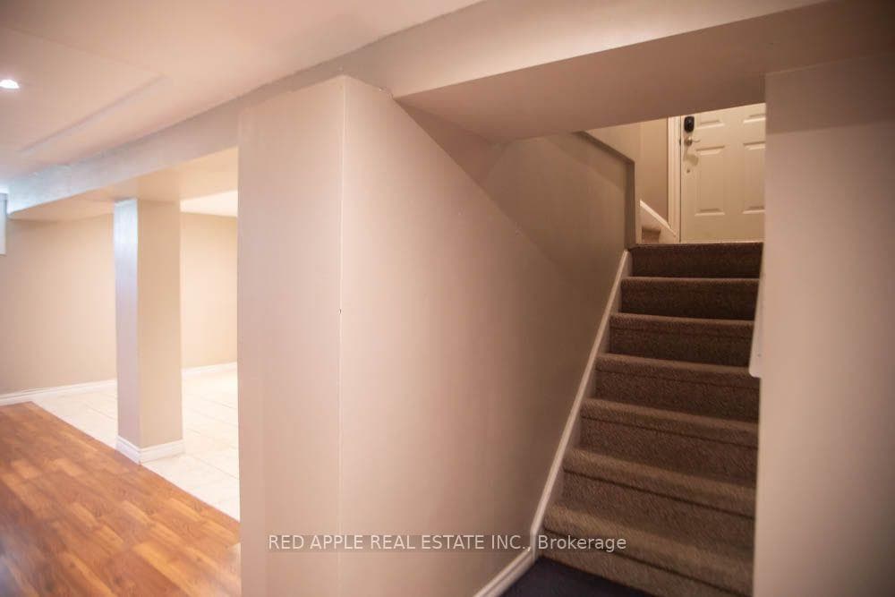 126 LONGFORD Drive photo 4