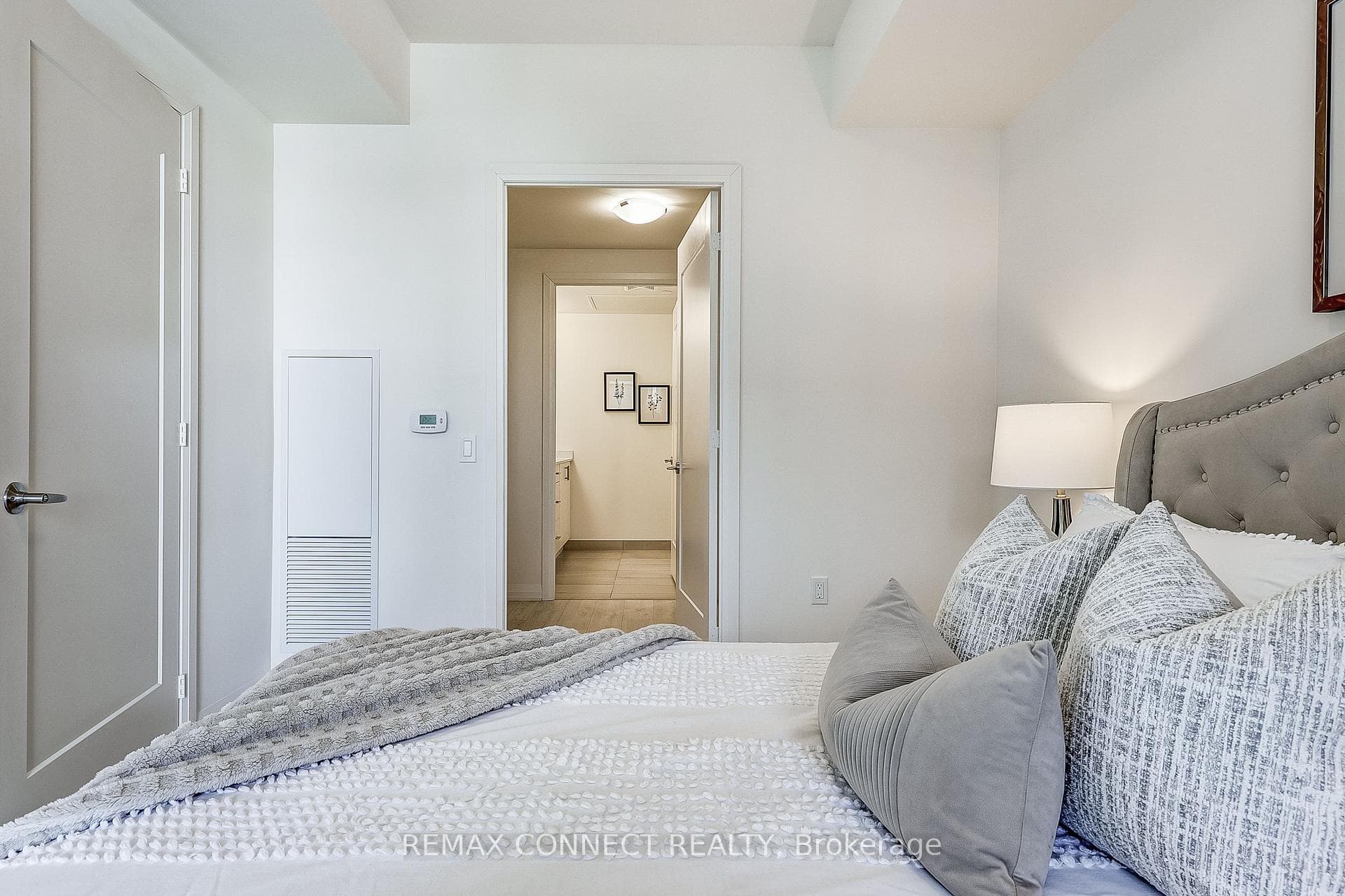 8960 Jane Street Unit 419 photo 15