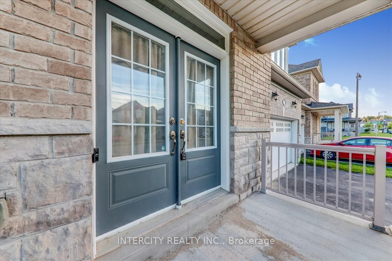 645 Armstrong Road photo 4
