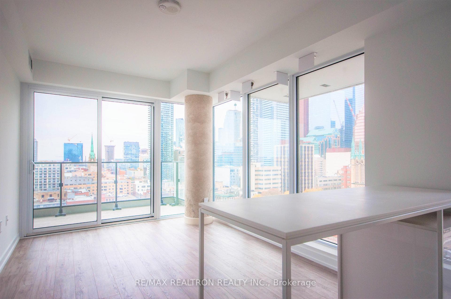 77 Shuter Street Unit 1602 photo 12